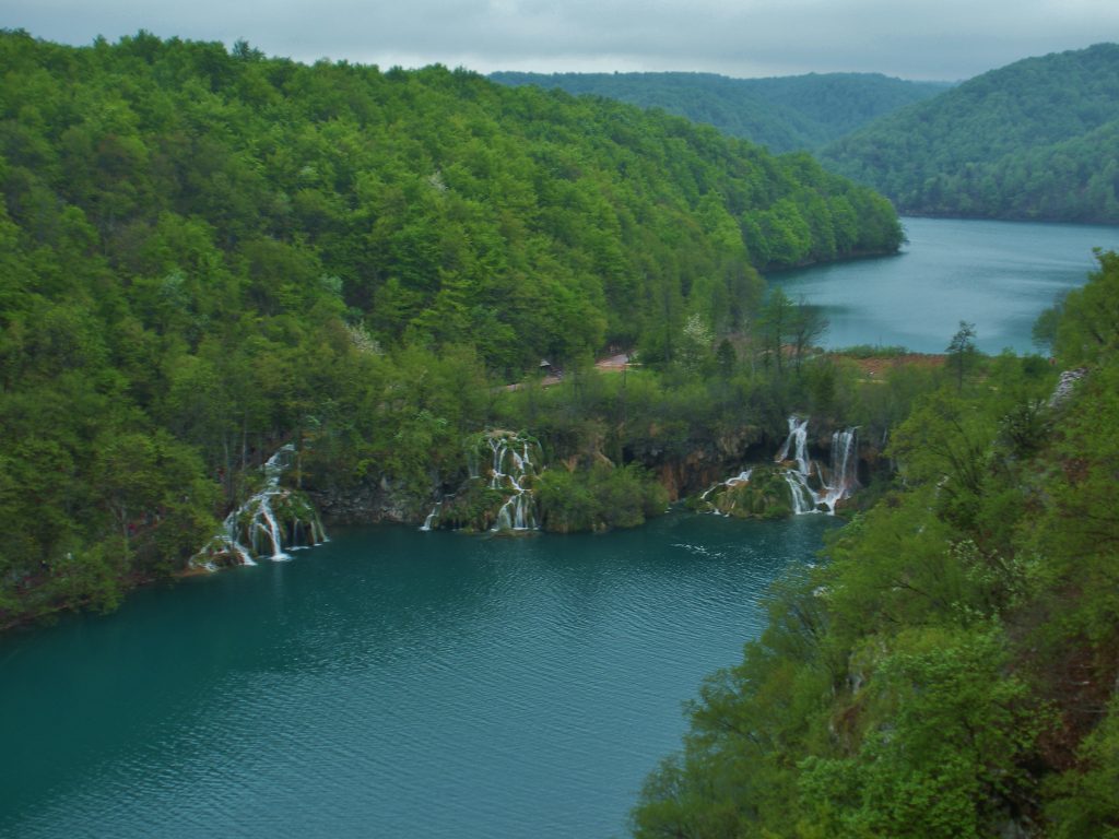 A high level of water cascading into a lower one with several waterfalls