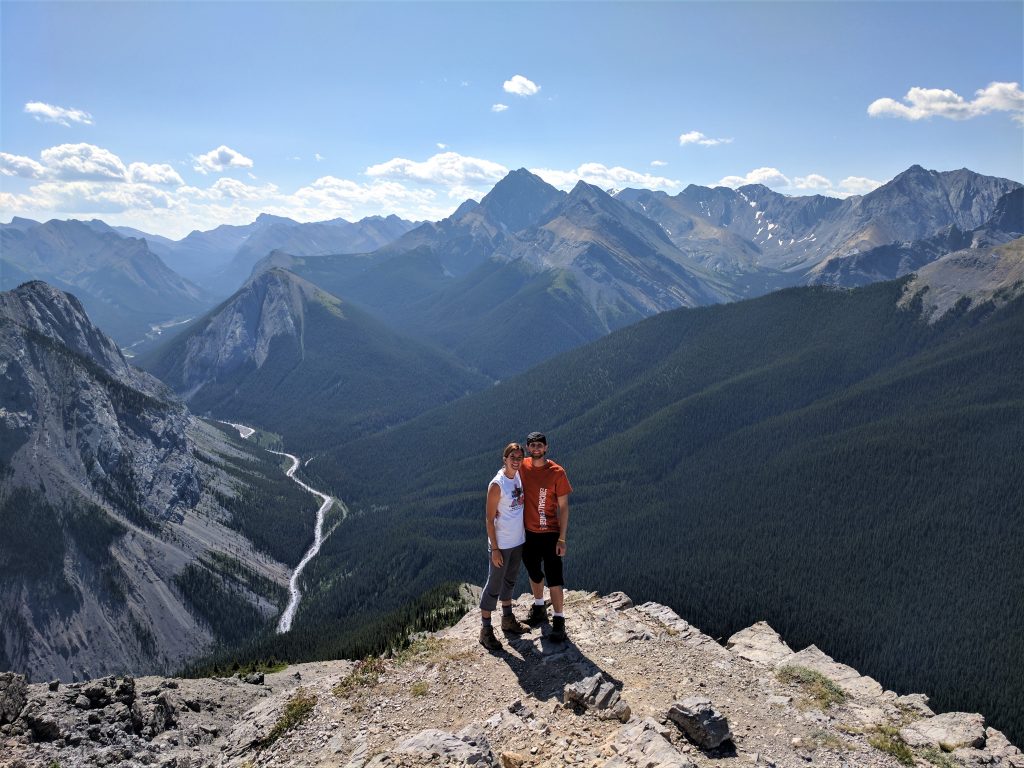 A couple standing at the edge near the summit of the Sulpher Skyline hike