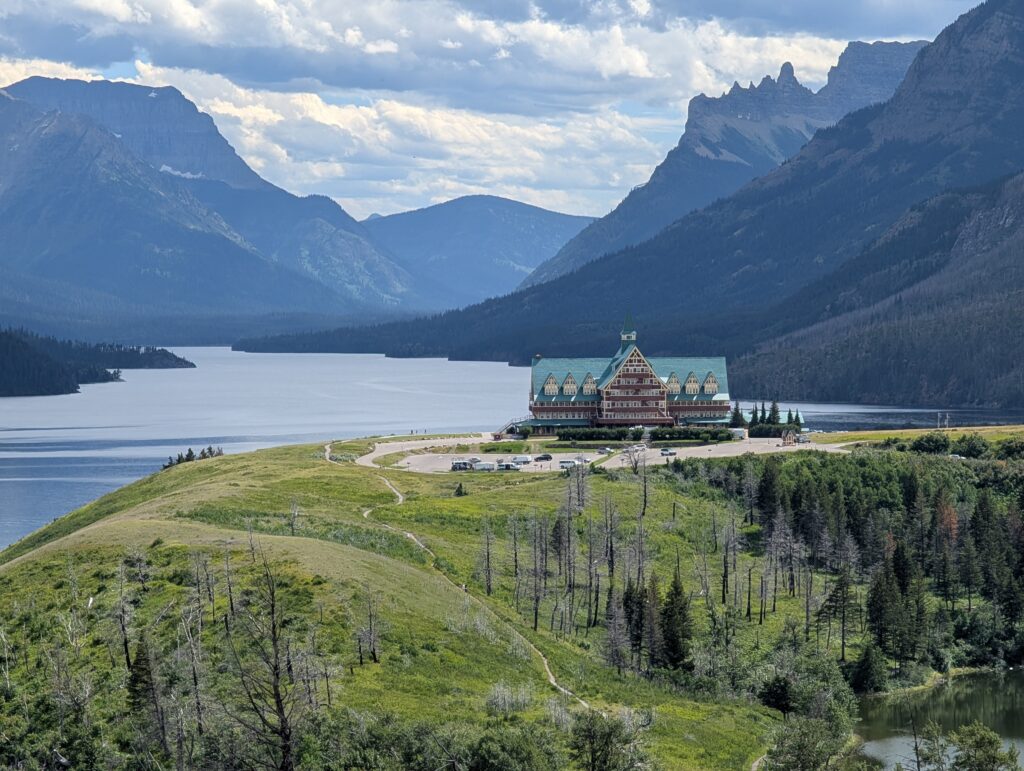 Prince of Wales Hotel in Canada in front of water and mountains