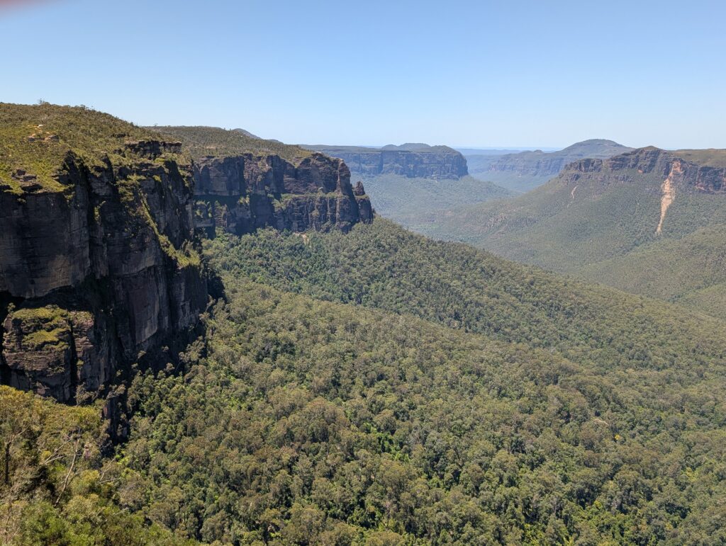 The rolling Blue Mountains of Australia with sharp rocky dropoffs in the distance